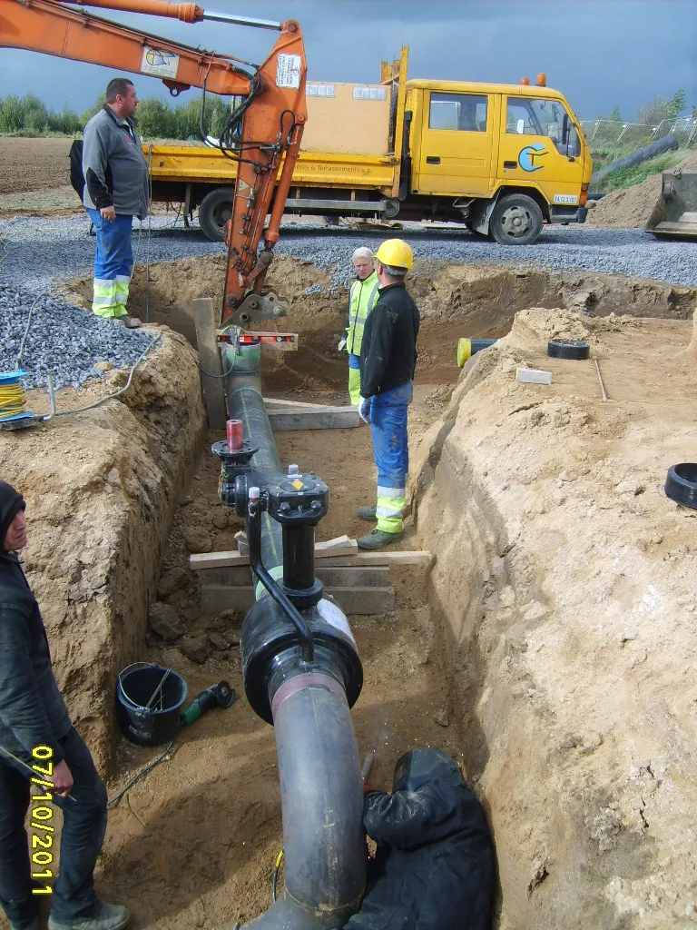 C&T chantier réseaux enterrés conduite eau ouvriers tranchée camionnette.jpg